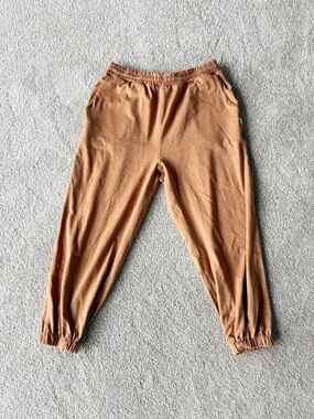 Vuori Women's Boyfriend Mid Rise Ankle Crop DreamKnit Jogger Sweatpants Brown